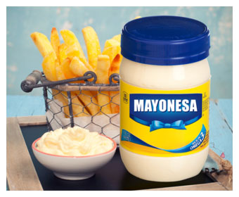frasco de mayonesa y papas fritas