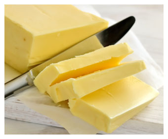 cuchillo cortando un cuadro de mantequilla
