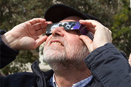 hombre observando un eclipse solar