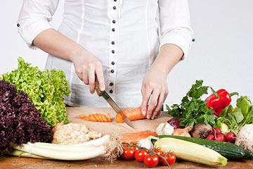 Mujer preparando una dieta para bajar el colesterol