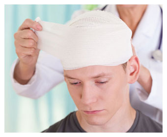 doctor vendando un paciente en la cabeza